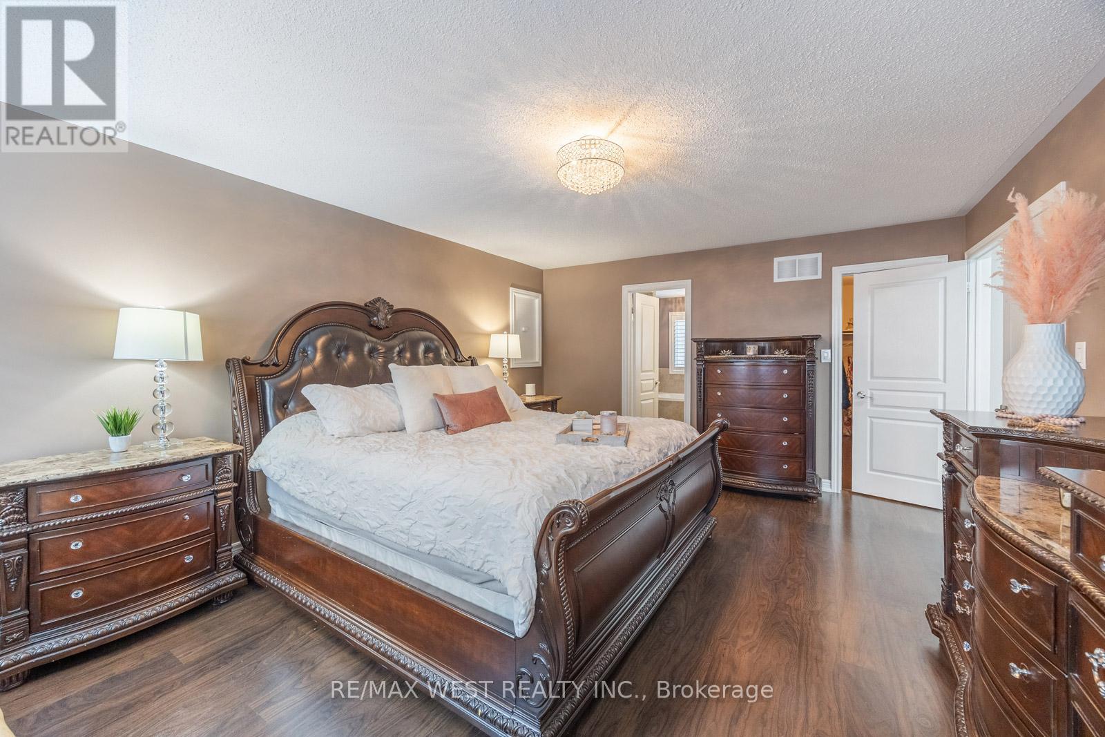 Photo 43 of 16 Heathcliffe Drive, Vaughan ON