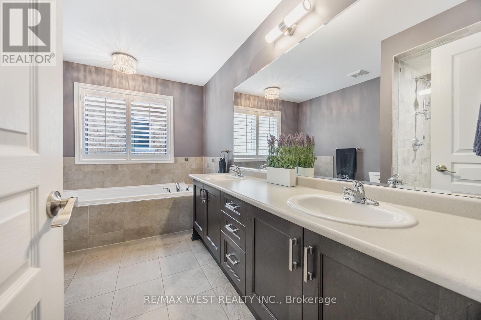 Photo 45 of 16 Heathcliffe Drive, Vaughan ON