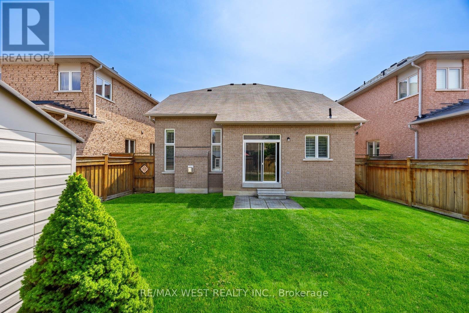 Photo 48 of 16 Heathcliffe Drive, Vaughan ON
