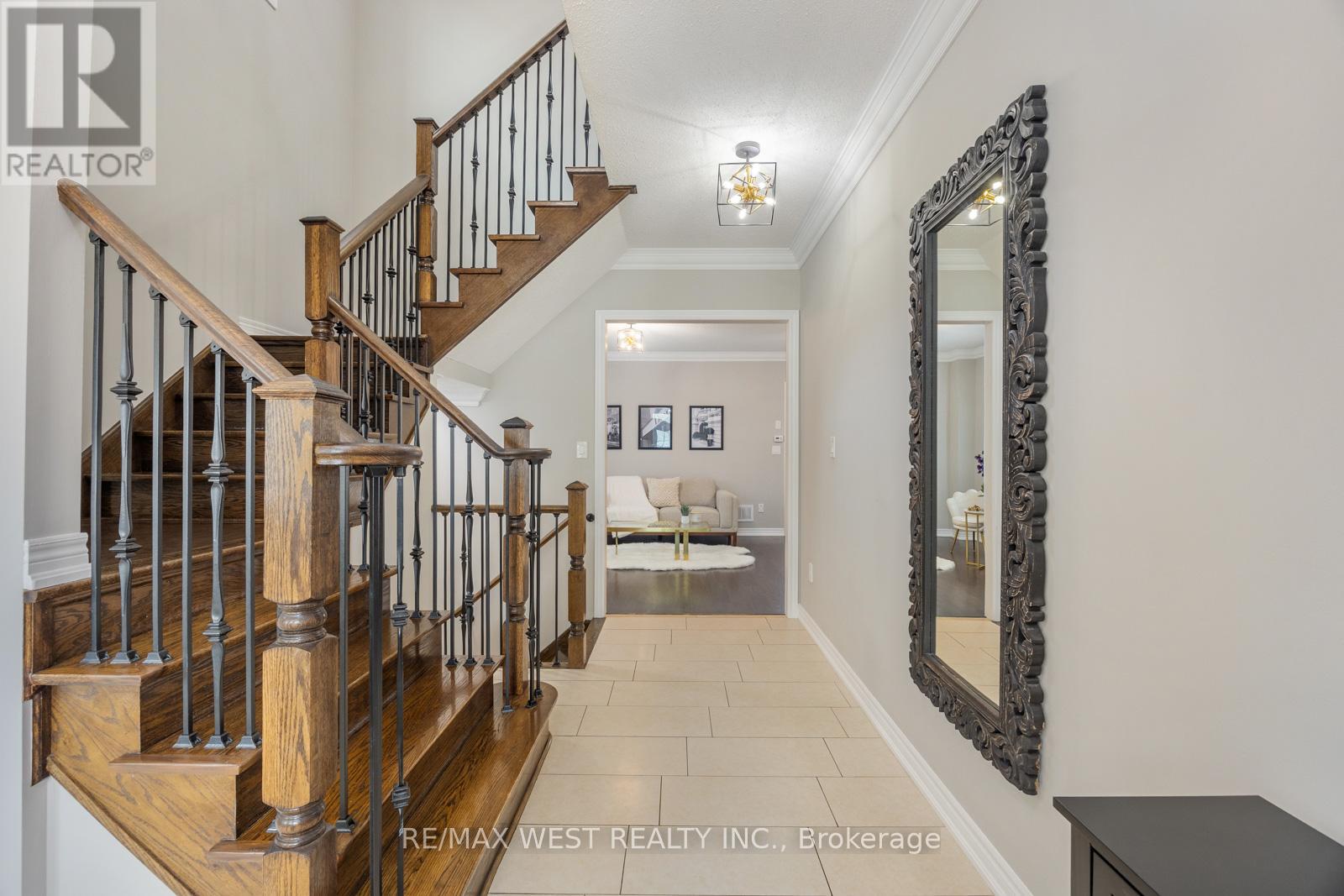 Photo 5 of 16 Heathcliffe Drive, Vaughan ON