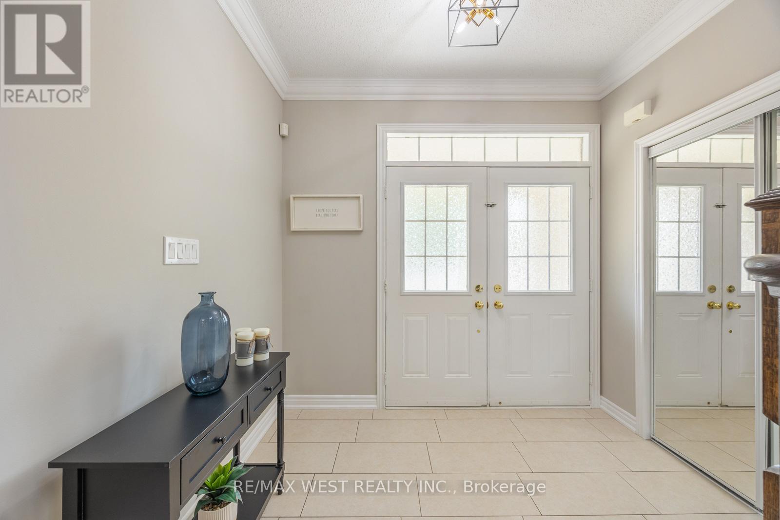 Photo 7 of 16 Heathcliffe Drive, Vaughan ON