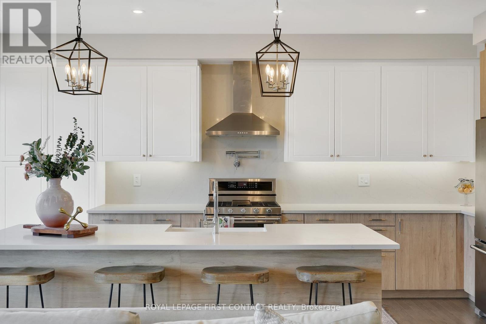 Photo 10 of 241 Jim Mortson Drive, East Gwillimbury ON