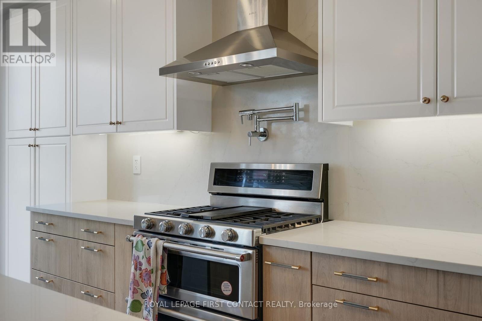 Photo 12 of 241 Jim Mortson Drive, East Gwillimbury ON