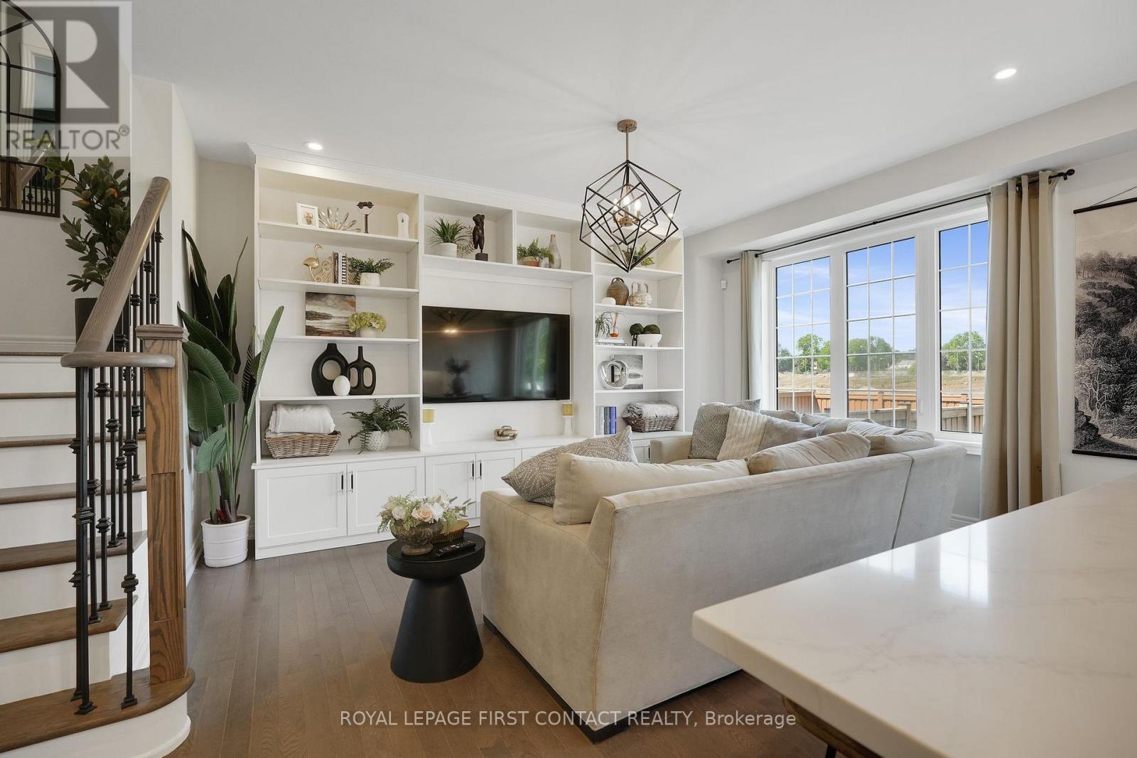 Photo 8 of 241 Jim Mortson Drive, East Gwillimbury ON