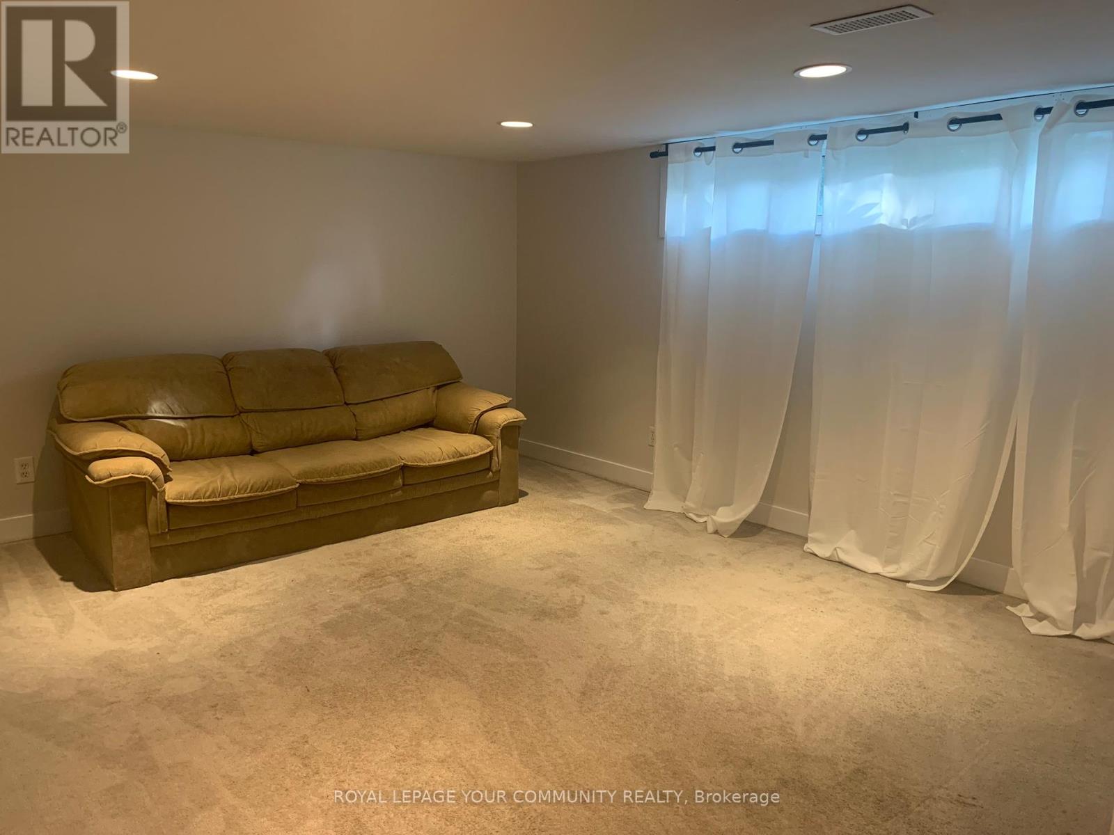 Photo 6 of Basement 15 Holman Crescent, Aurora ON