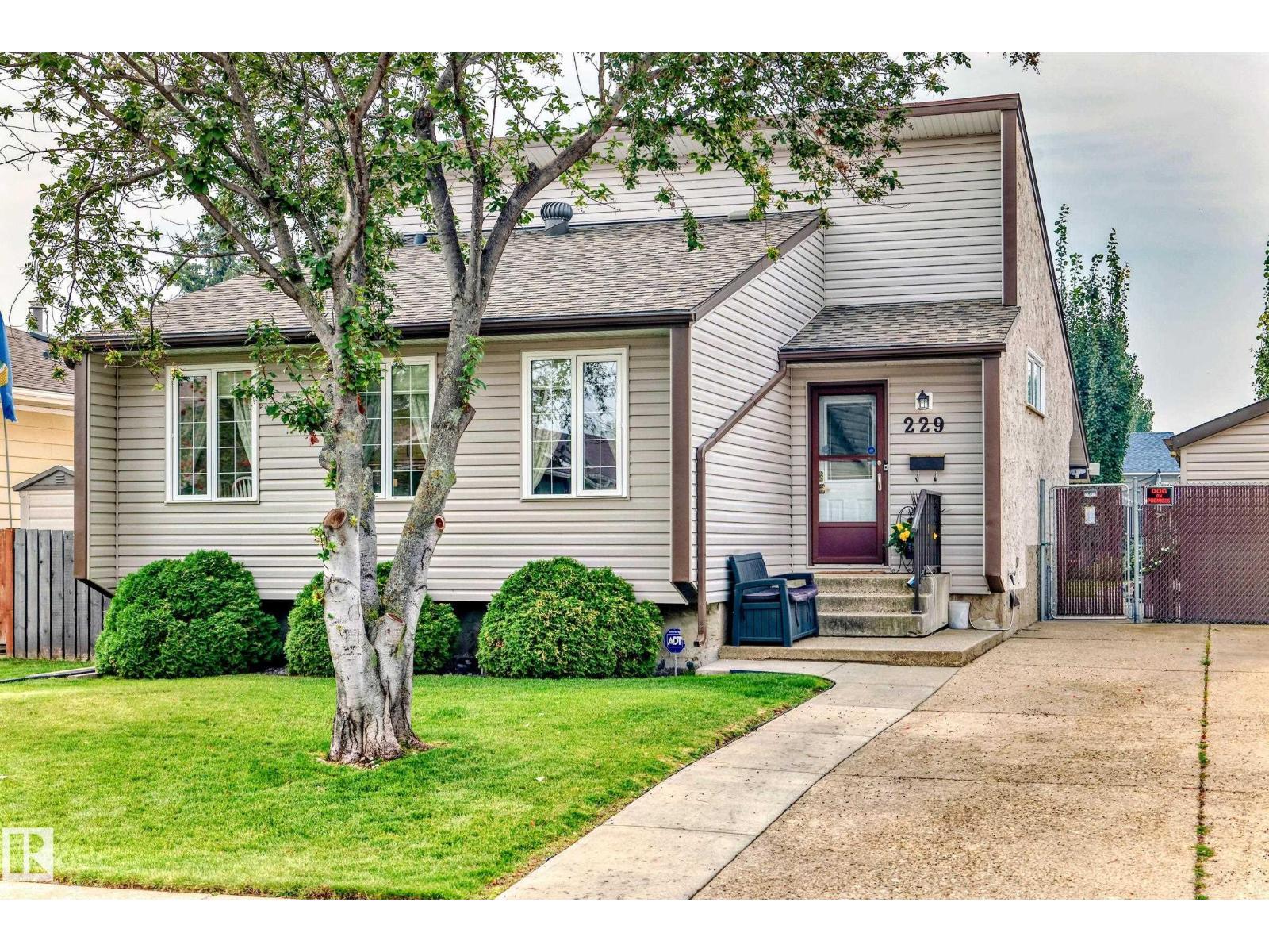 Photo 1 of 229 Warwick Rd Nw, Edmonton AB