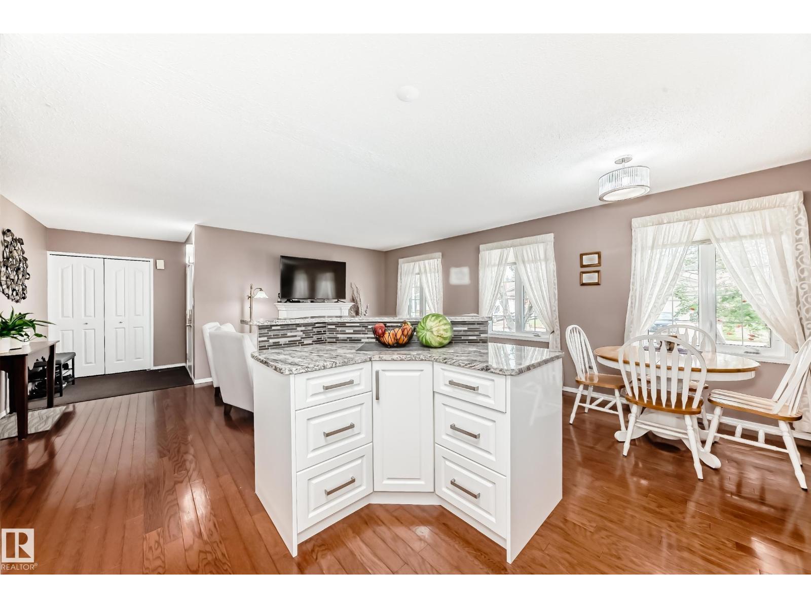 Photo 11 of 229 Warwick Rd Nw, Edmonton AB