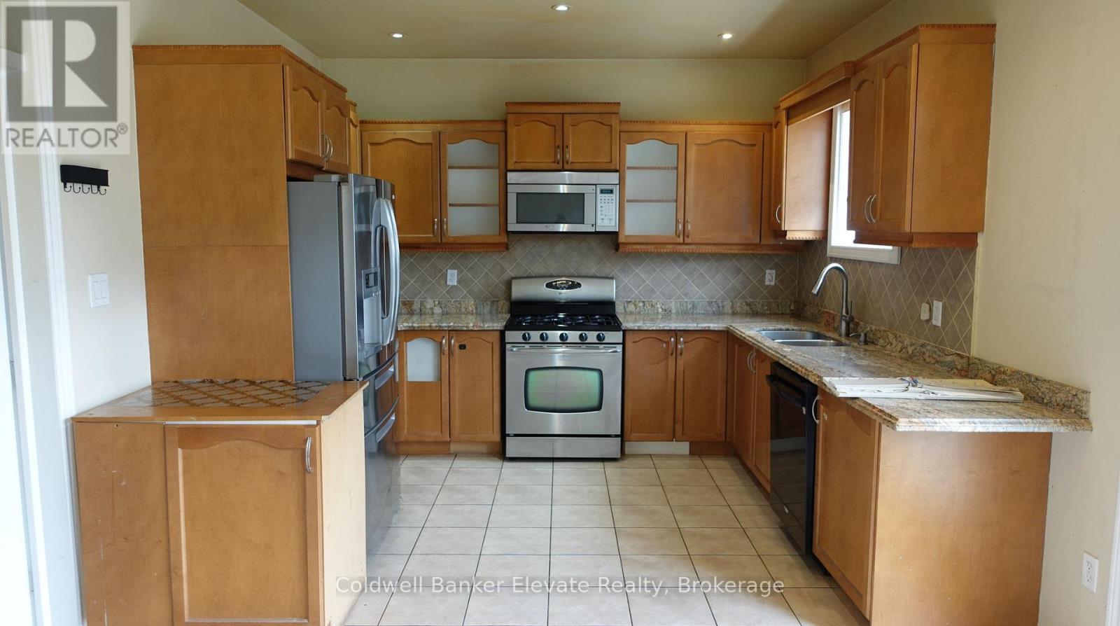 Photo 4 of 20 Goldnugget Road, Brampton ON