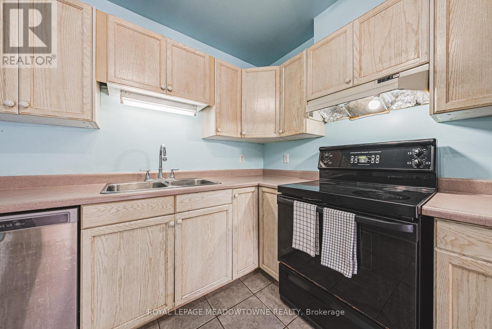 Photo 6 of 116 Dyer Court, Cambridge ON