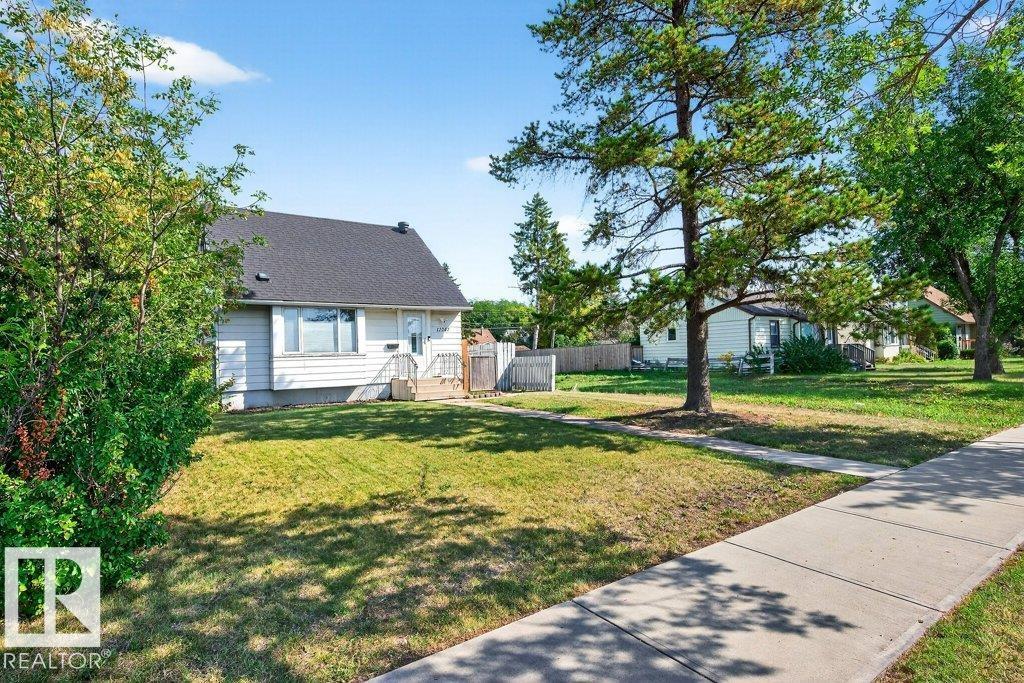 Photo 2 of 12247 107 St Nw Nw, Edmonton AB