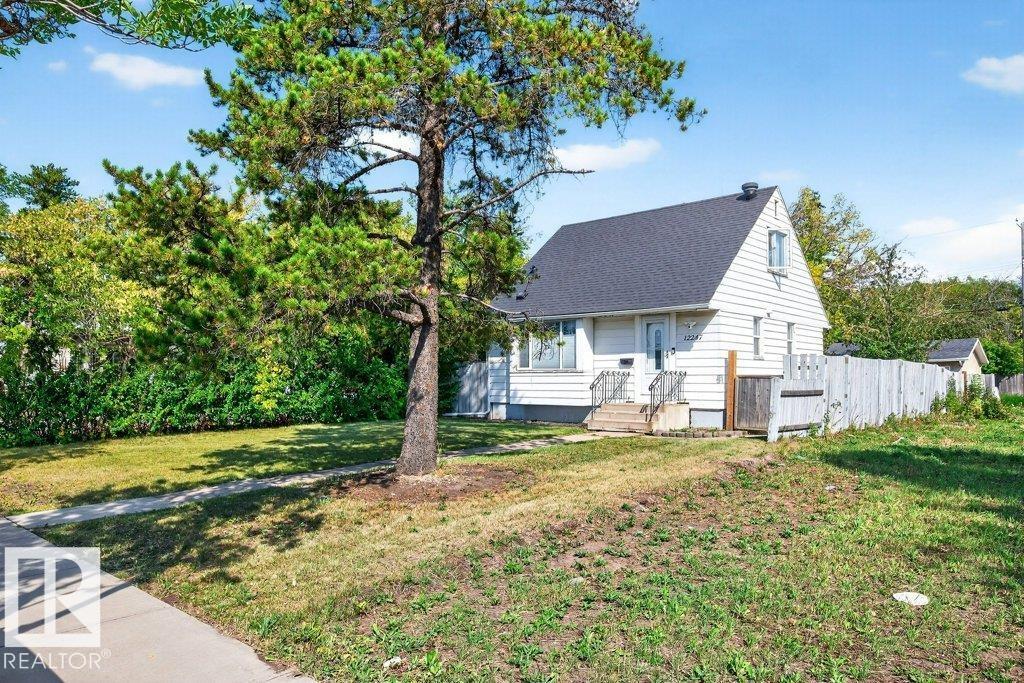 Photo 3 of 12247 107 St Nw Nw, Edmonton AB