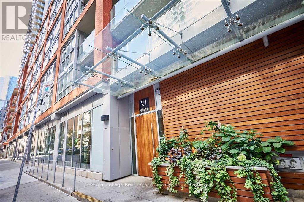 Photo 2 of 713 21 Nelson Street, Toronto ON