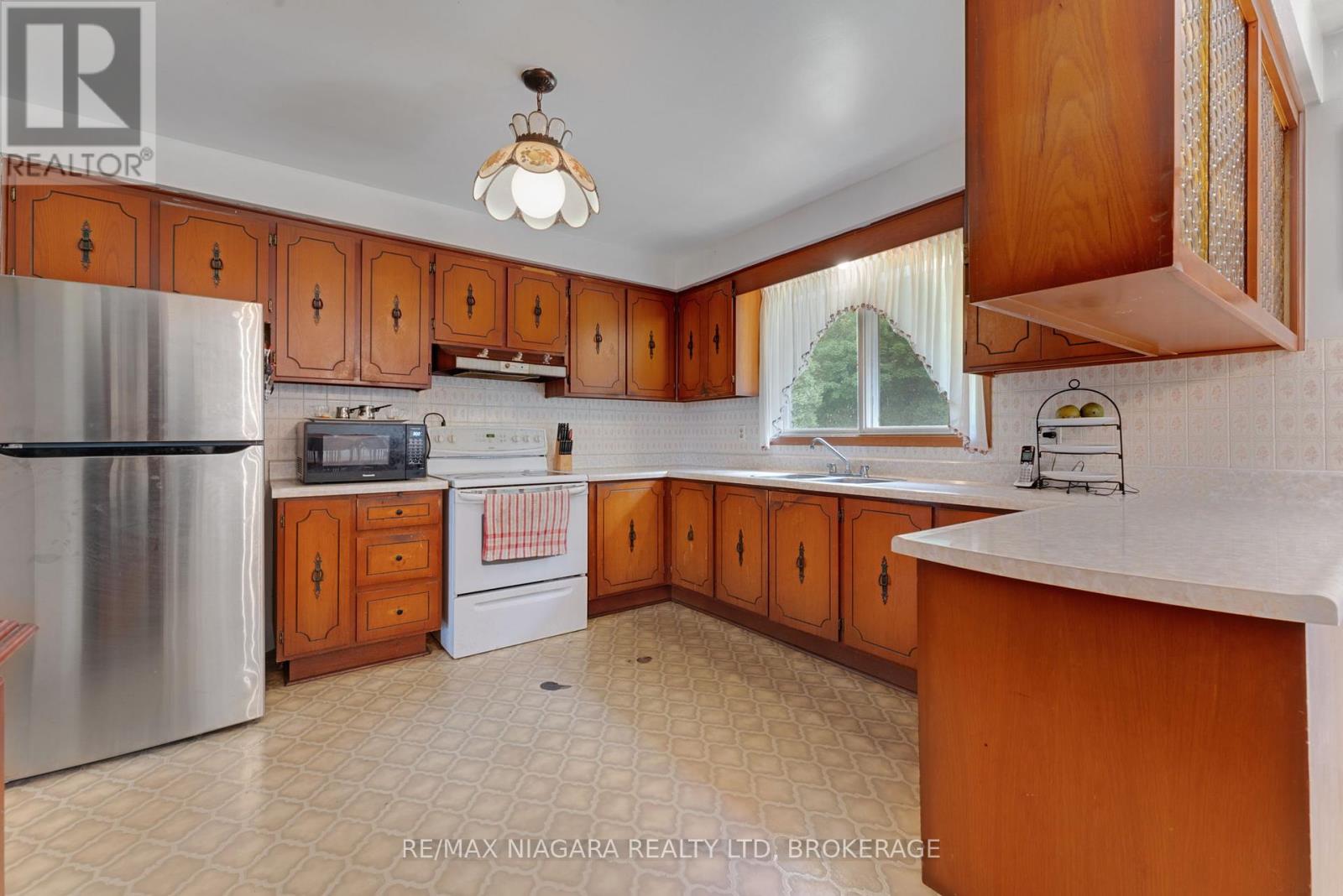 Photo 12 of 116 Pine Drive, Hamilton ON