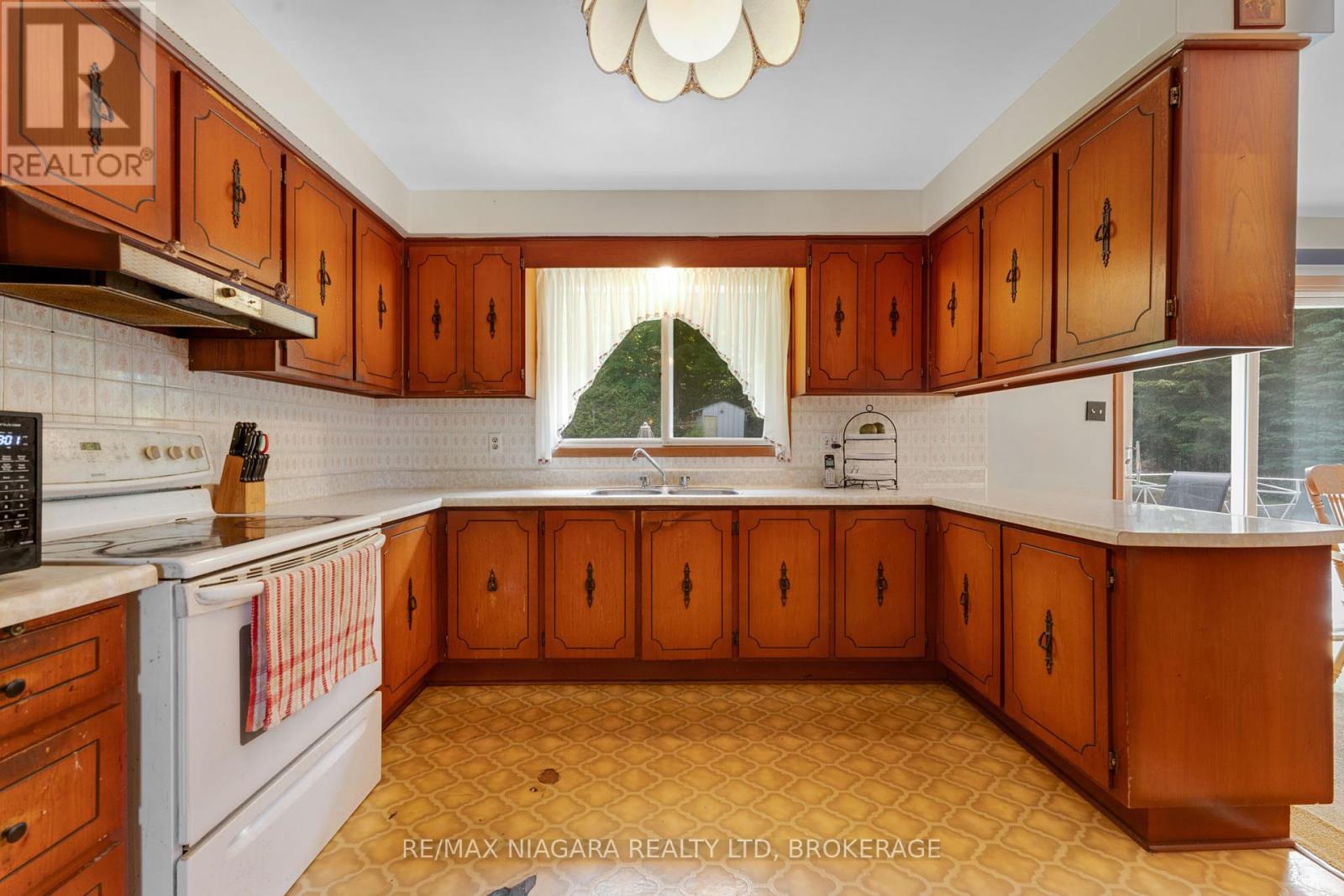 Photo 14 of 116 Pine Drive, Hamilton ON