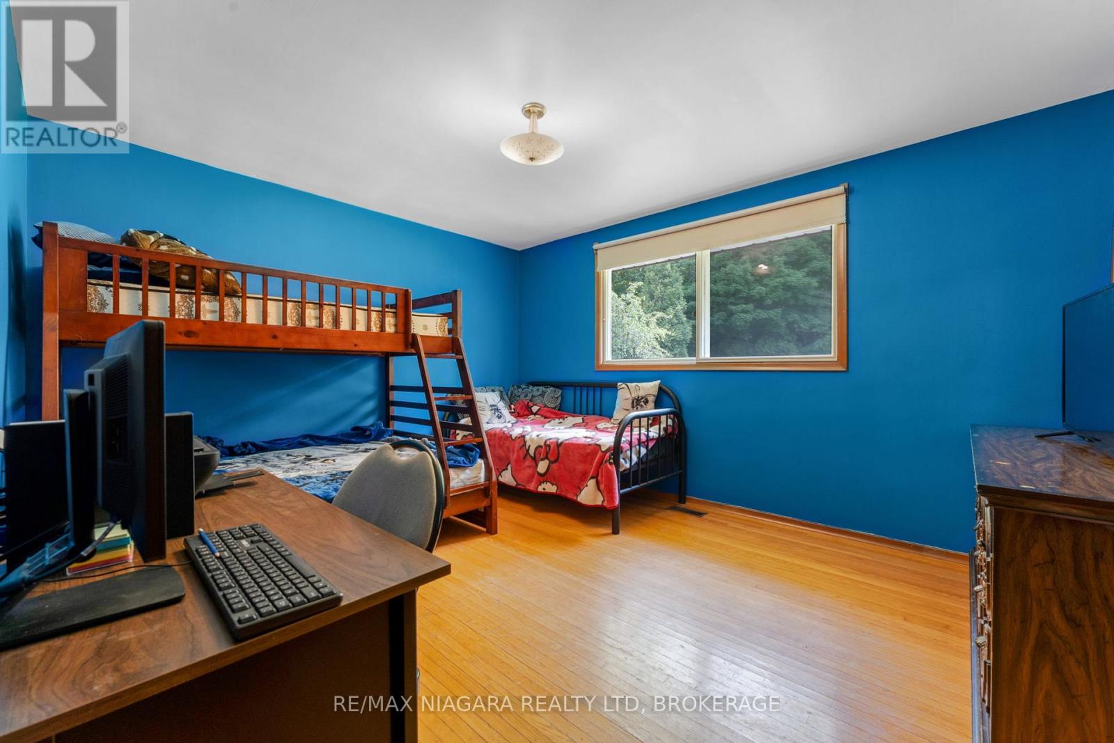 Photo 18 of 116 Pine Drive, Hamilton ON