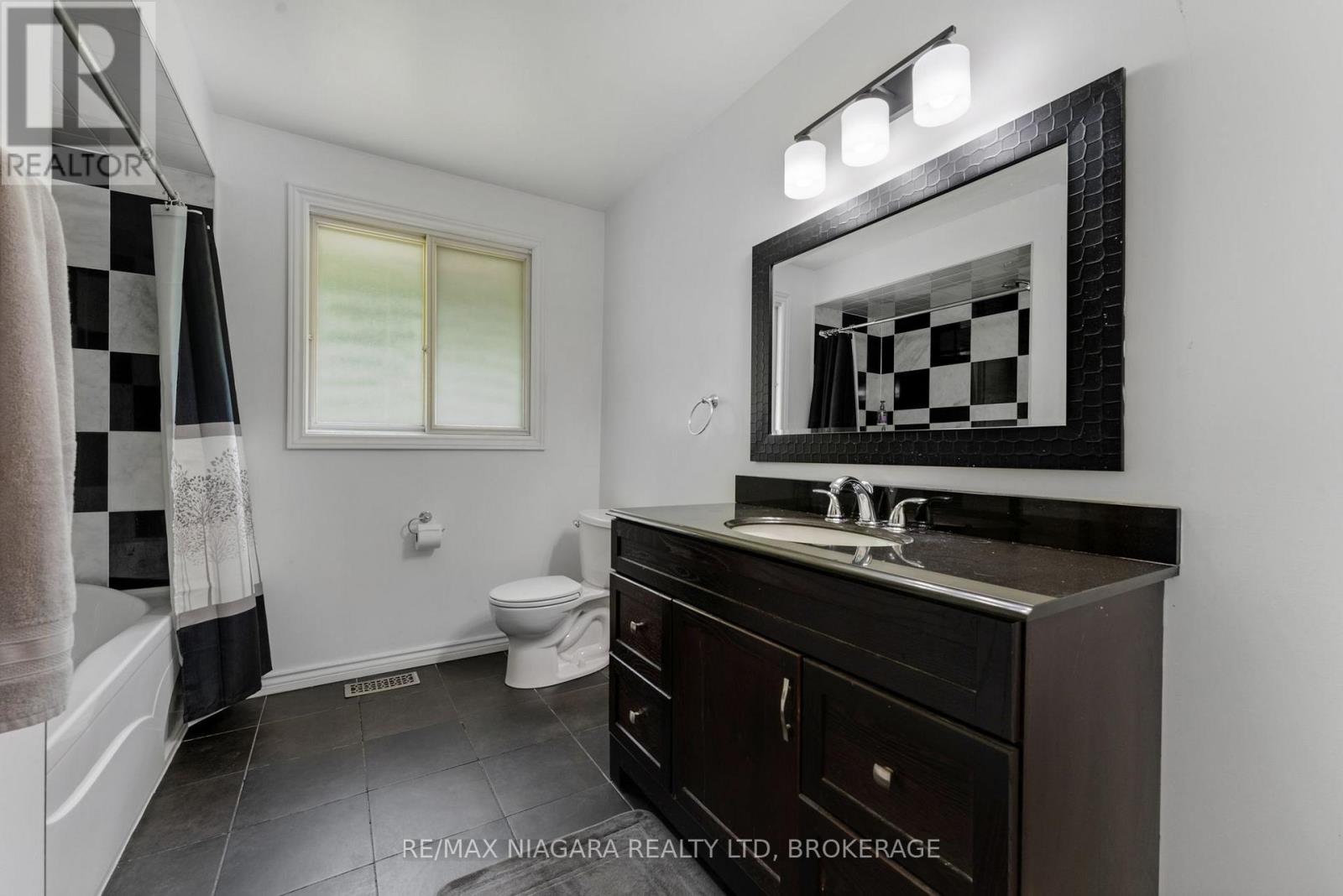 Photo 20 of 116 Pine Drive, Hamilton ON