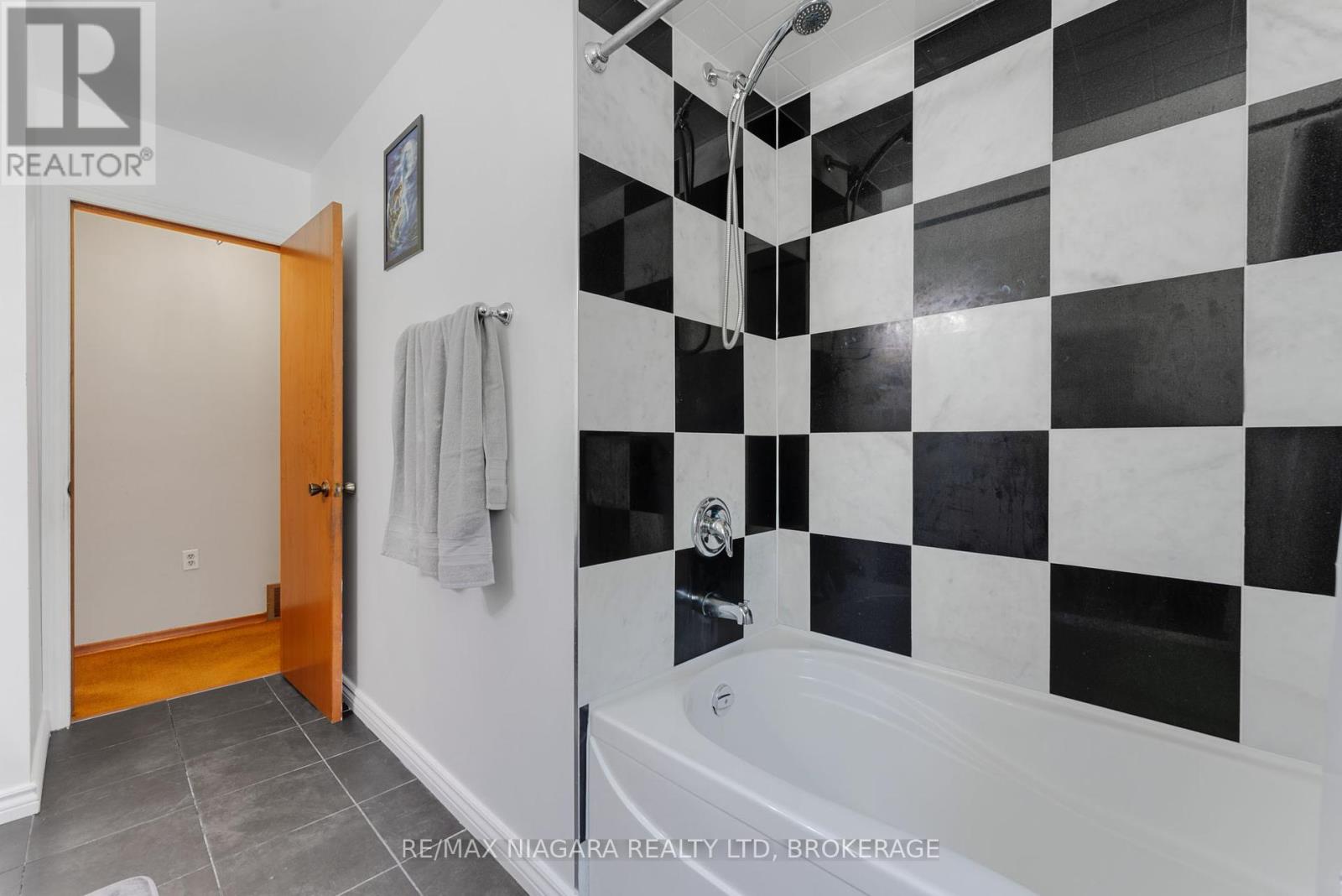 Photo 21 of 116 Pine Drive, Hamilton ON