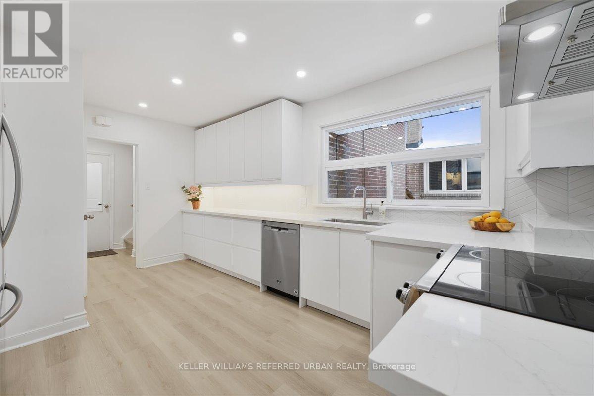 Photo 12 of 297 Betty Ann Drive, Toronto ON