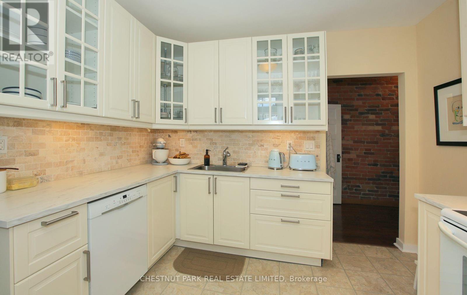 Photo 9 of 151 Marlborough Place, Toronto ON