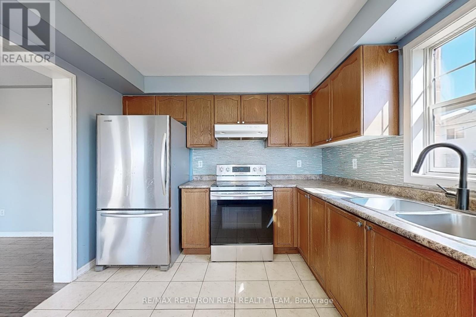 Photo 13 of Unit B 1 8892 Sheppard Avenue E, Toronto ON