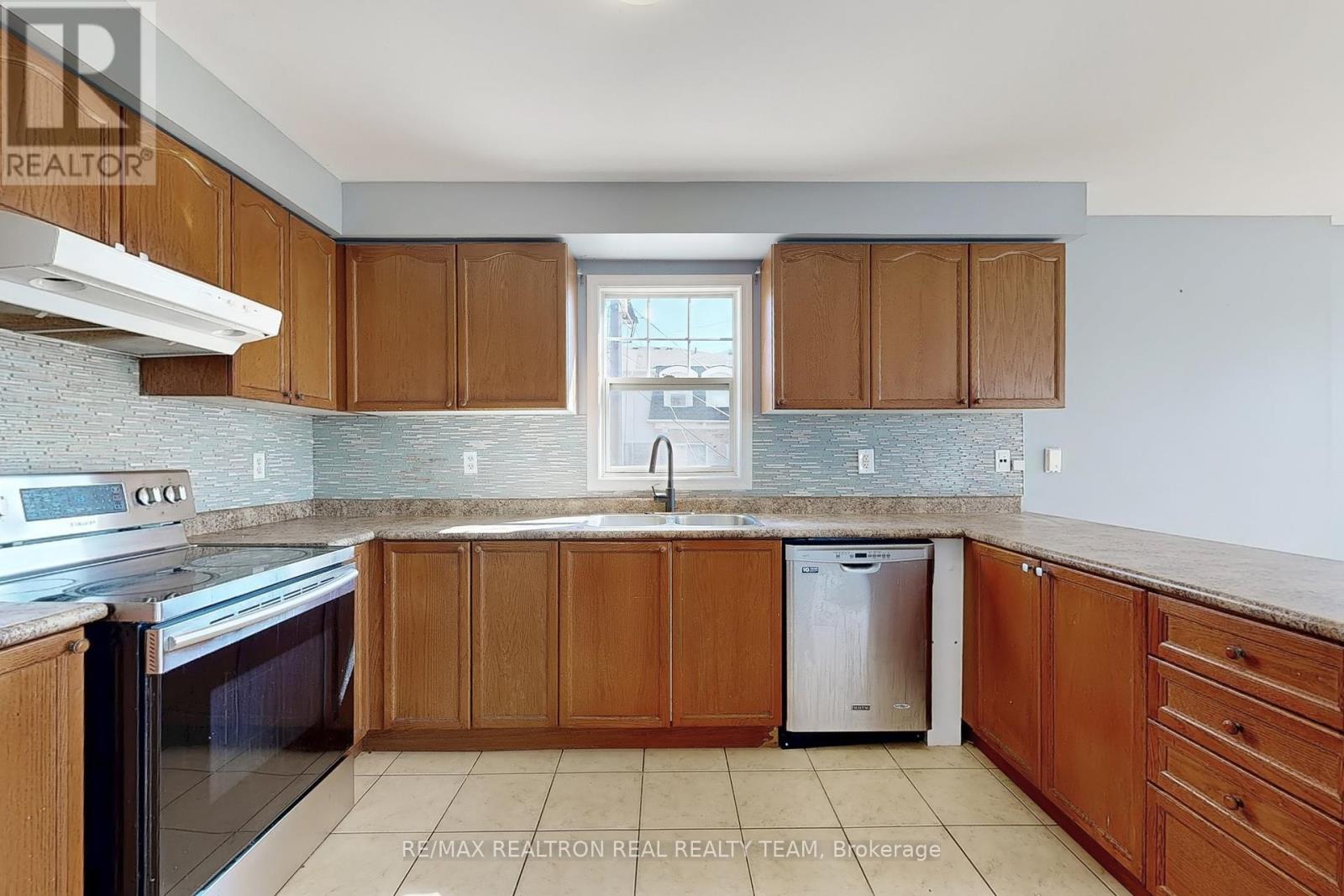 Photo 11 of Unit B 1 8892 Sheppard Avenue E, Toronto ON