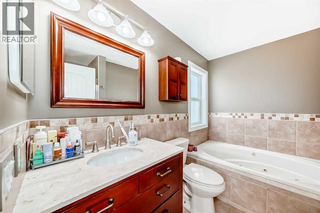 Photo 24 of 60 Sunlake Road Se, Calgary AB