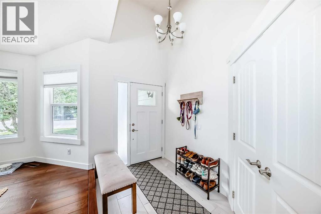 Photo 3 of 60 Sunlake Road Se, Calgary AB