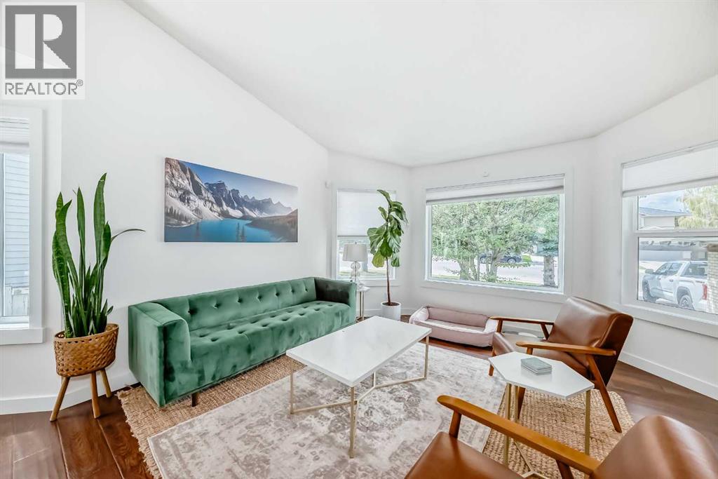 Photo 5 of 60 Sunlake Road Se, Calgary AB