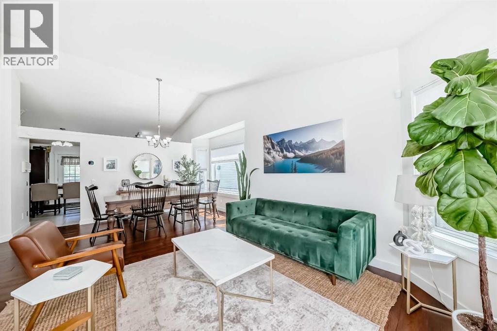 Photo 2 of 60 Sunlake Road Se, Calgary AB