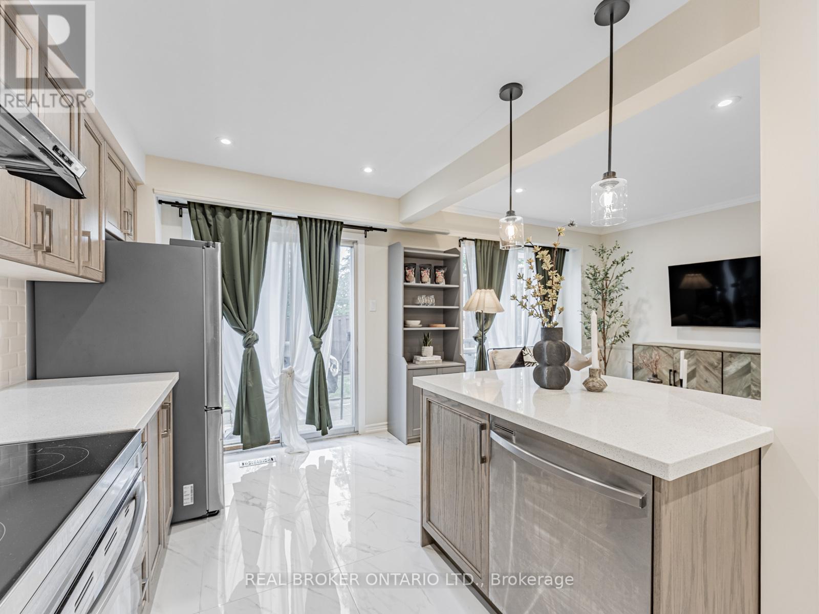 Photo 11 of 20 30 Dundalk Drive, Toronto ON