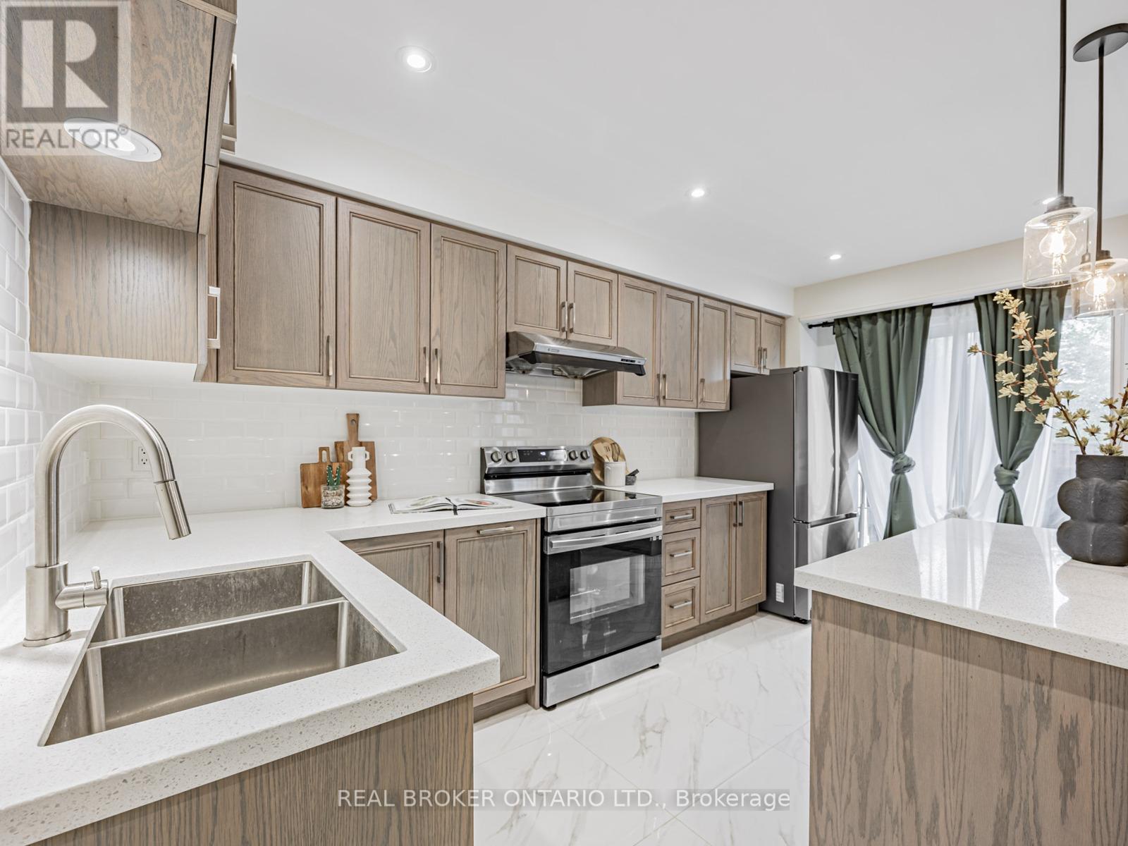 Photo 12 of 20 30 Dundalk Drive, Toronto ON