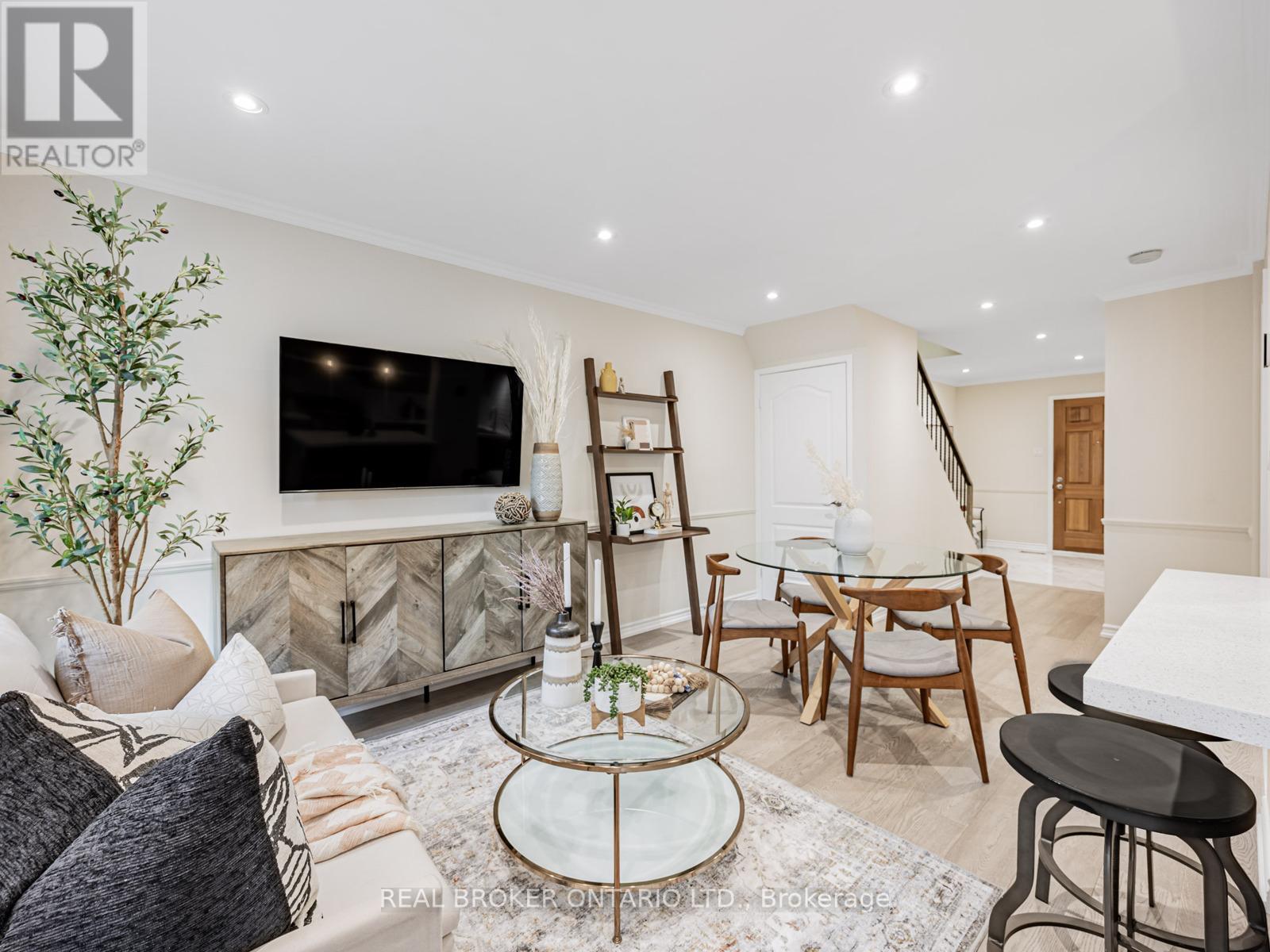 Photo 4 of 20 30 Dundalk Drive, Toronto ON