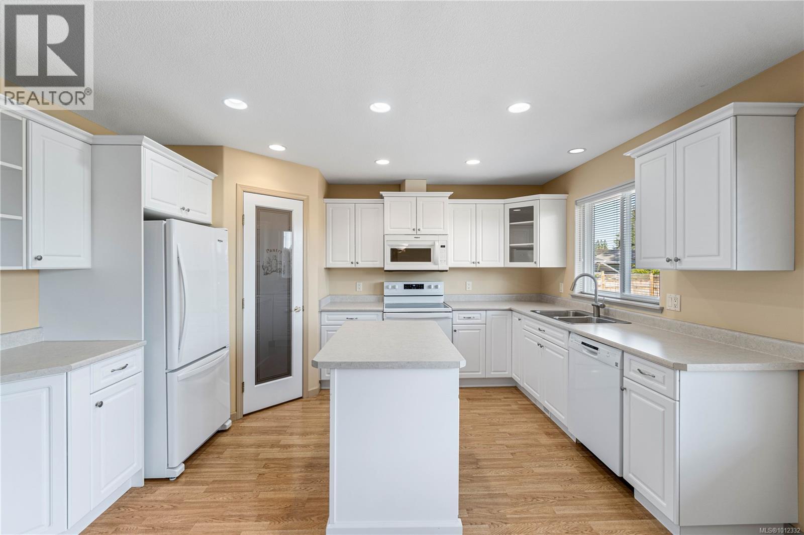Photo 6 of 1067 Yellowbrick Rd, Parksville BC
