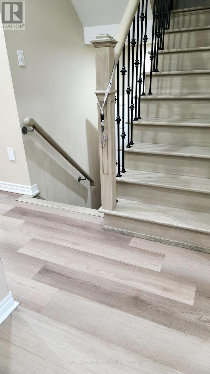 Photo 20 of 43 Devonsleigh Drive, Brampton ON