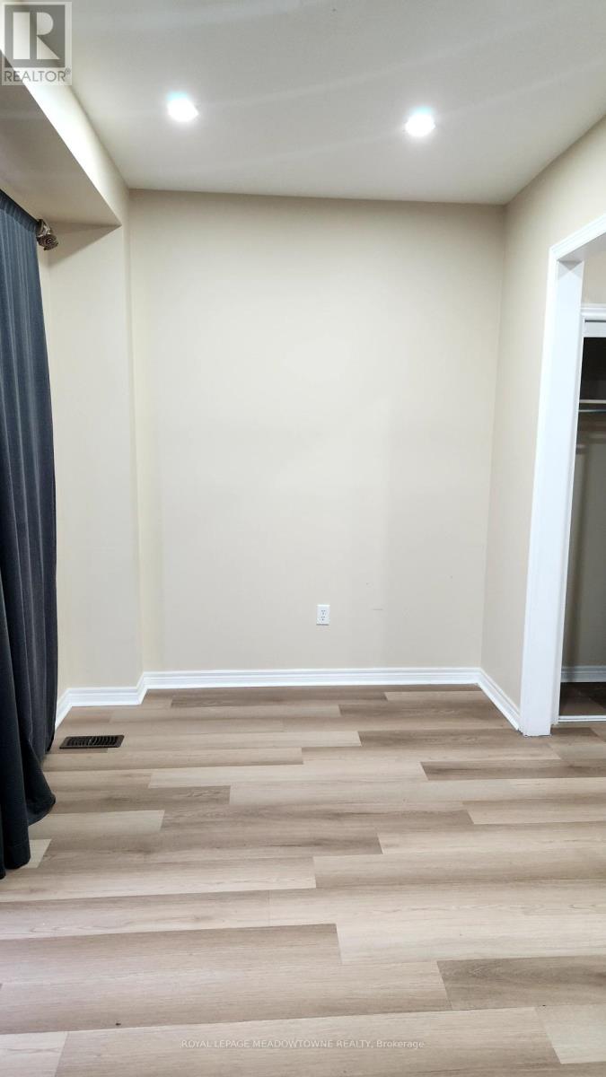 Photo 23 of 43 Devonsleigh Drive, Brampton ON