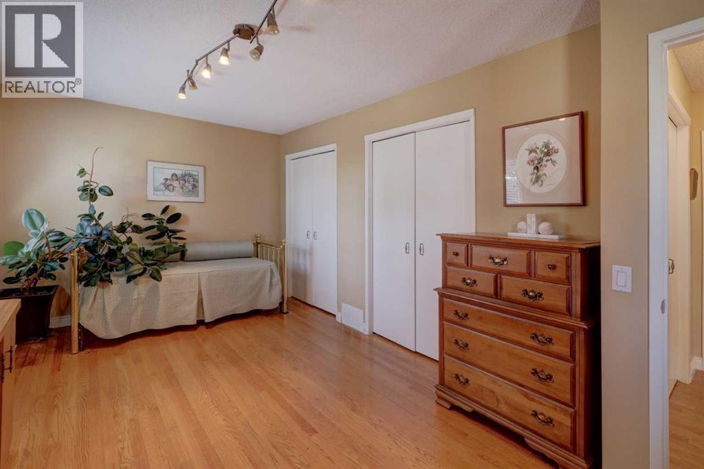 Photo 22 of 512 129 Avenue Se, Calgary AB