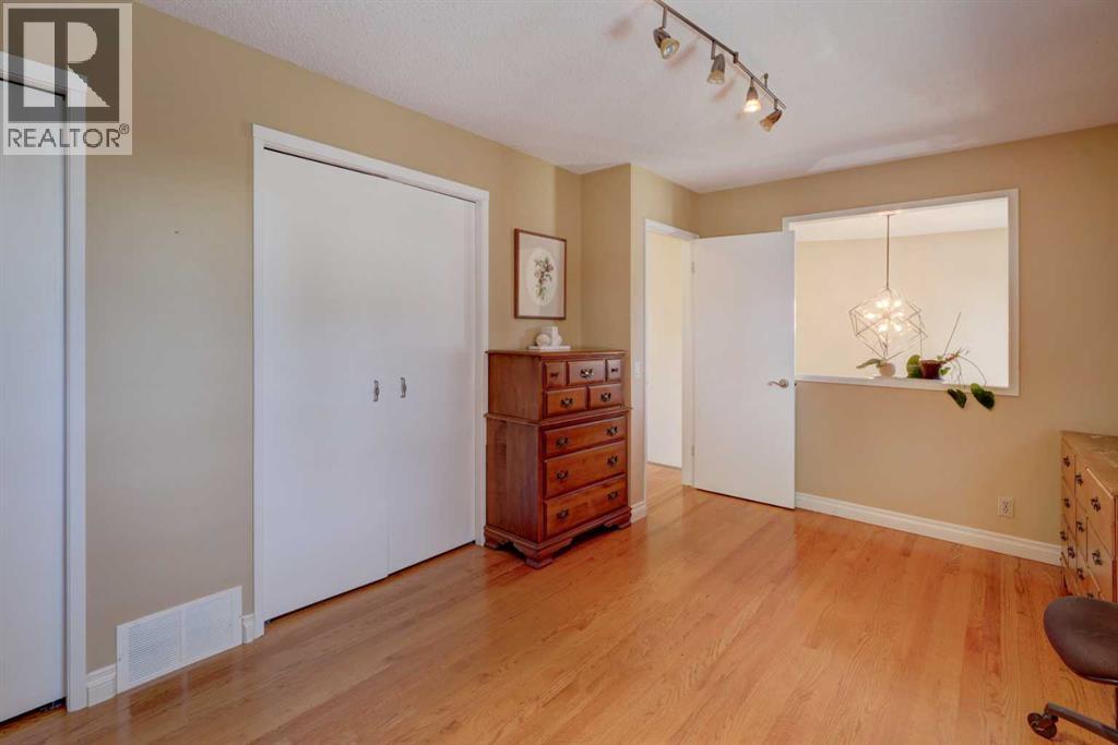Photo 23 of 512 129 Avenue Se, Calgary AB