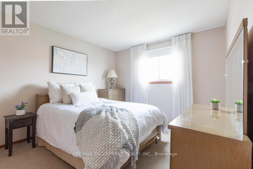 Photo 12 of 87 Strawberry Drive, Hamilton ON