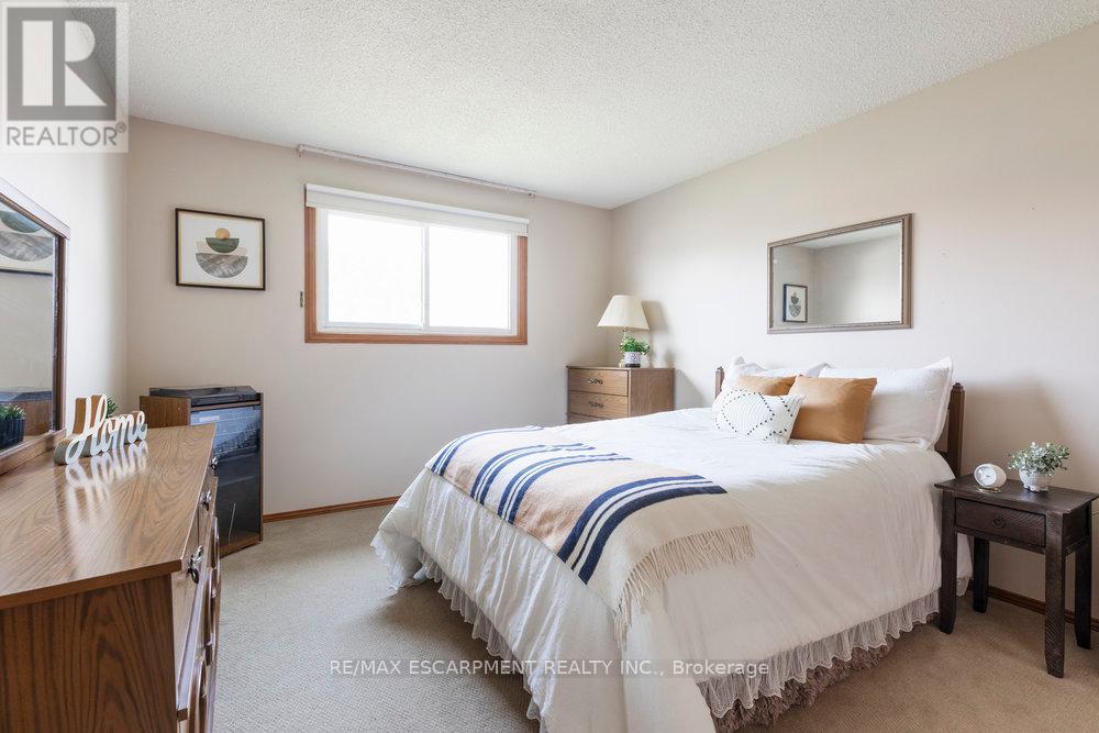 Photo 13 of 87 Strawberry Drive, Hamilton ON