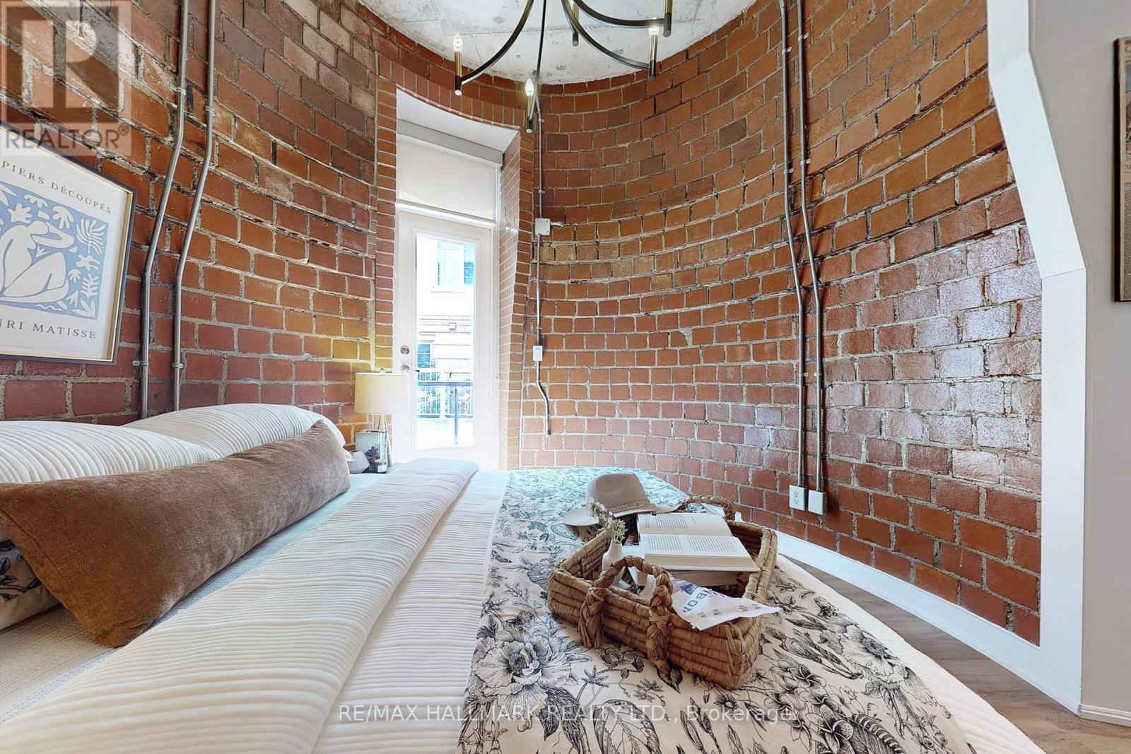 Photo 1 of 206 10 Wellesley Place, Toronto ON