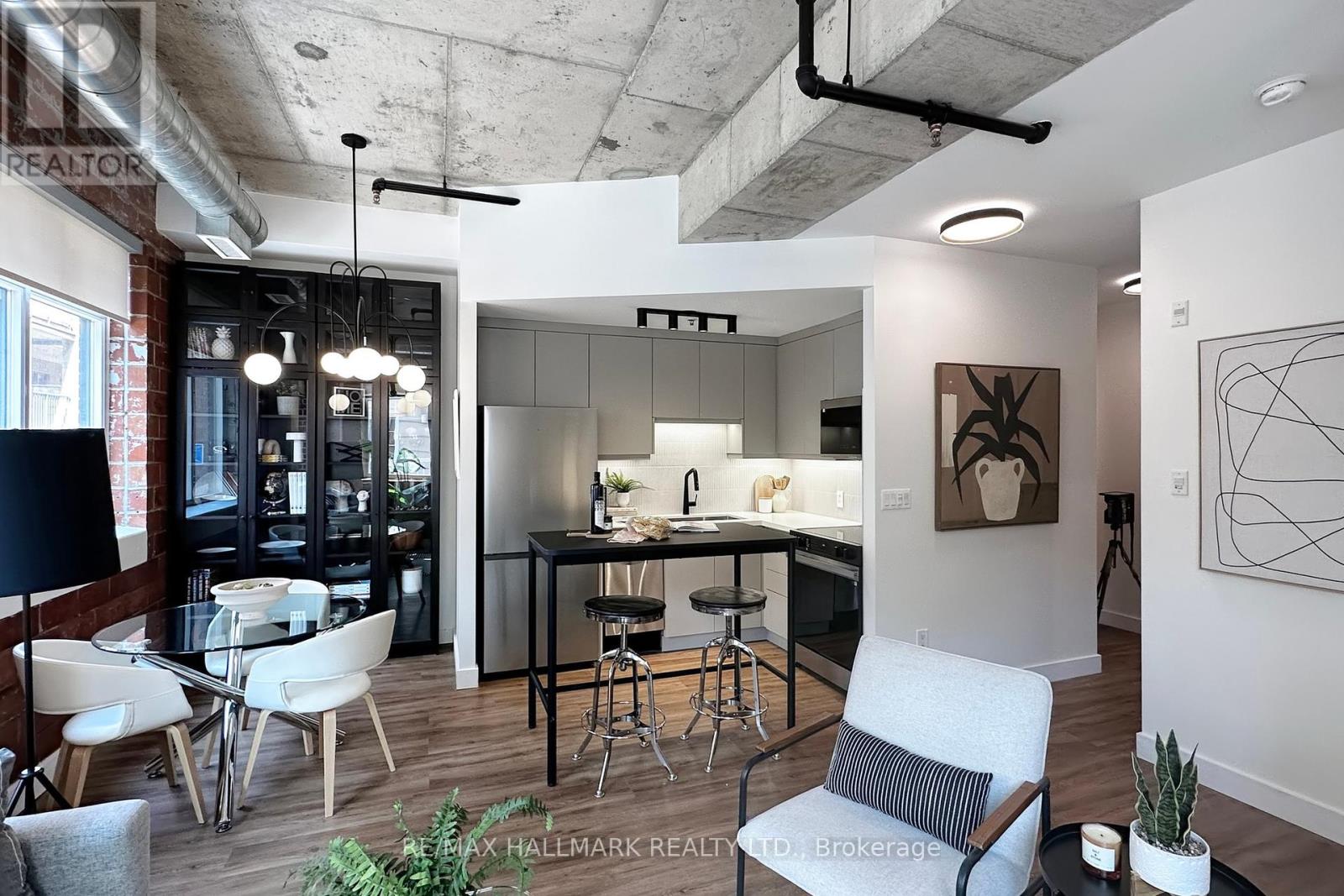 Photo 2 of 206 10 Wellesley Place, Toronto ON