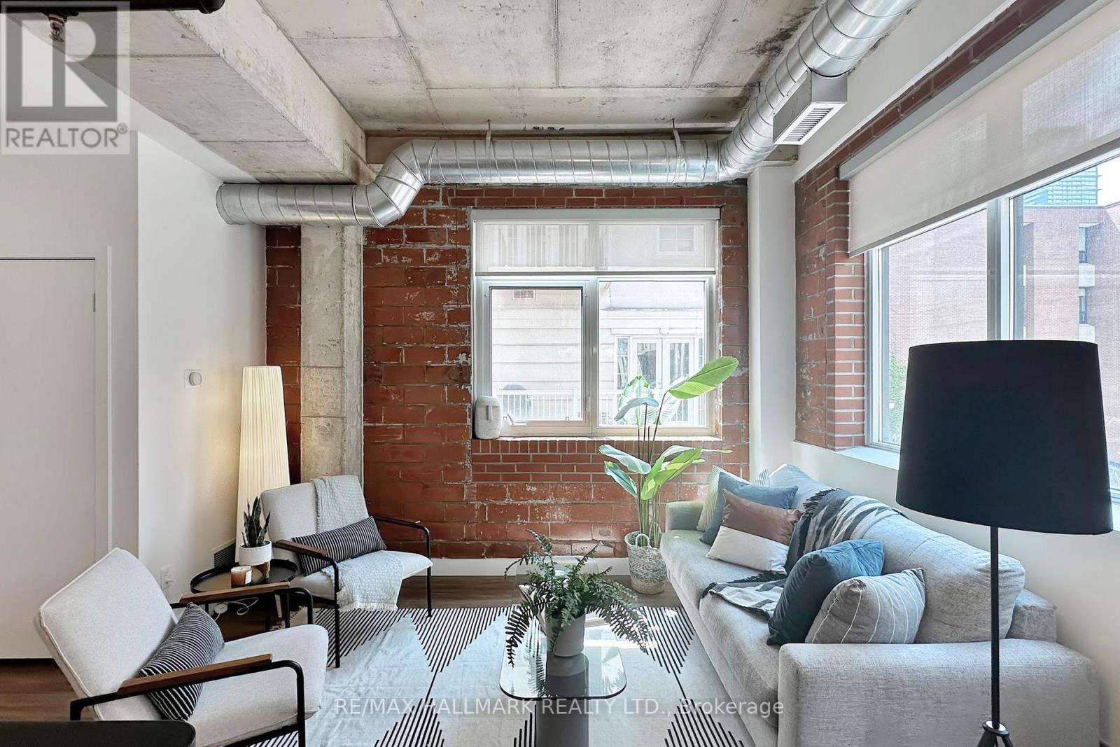 Photo 4 of 206 10 Wellesley Place, Toronto ON