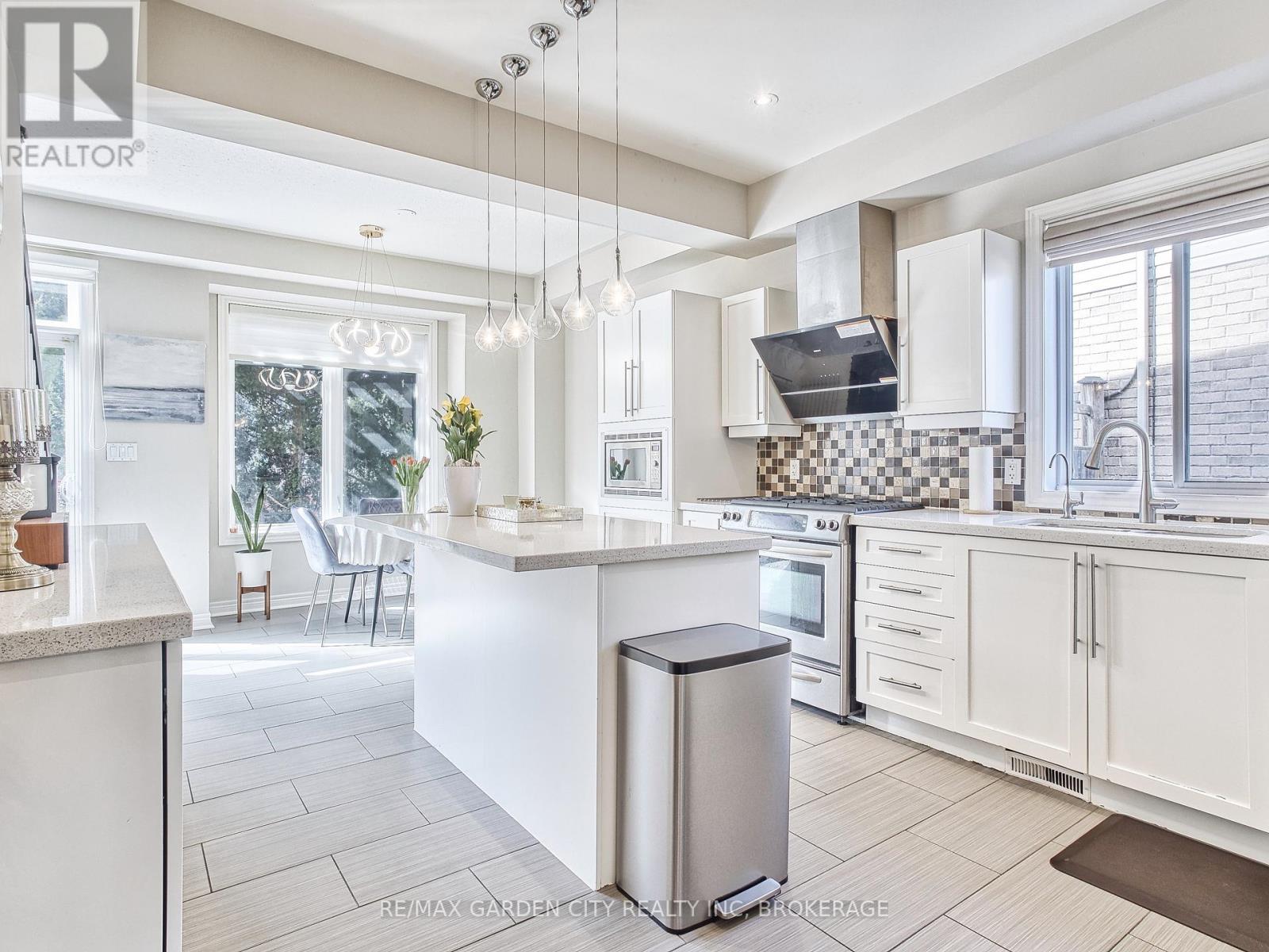Photo 13 of 29 Agincourt Crescent, St Catharines ON