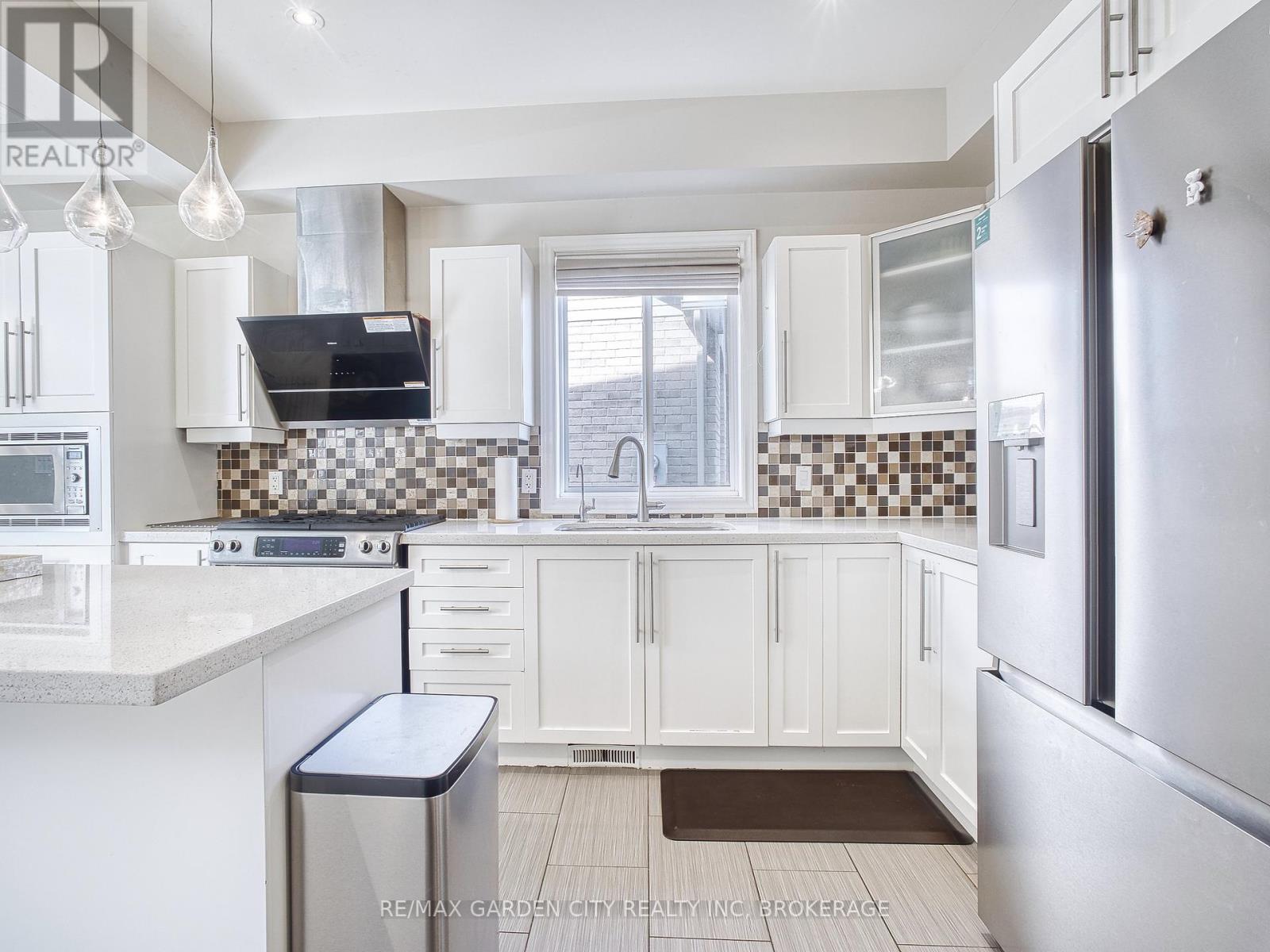 Photo 14 of 29 Agincourt Crescent, St Catharines ON
