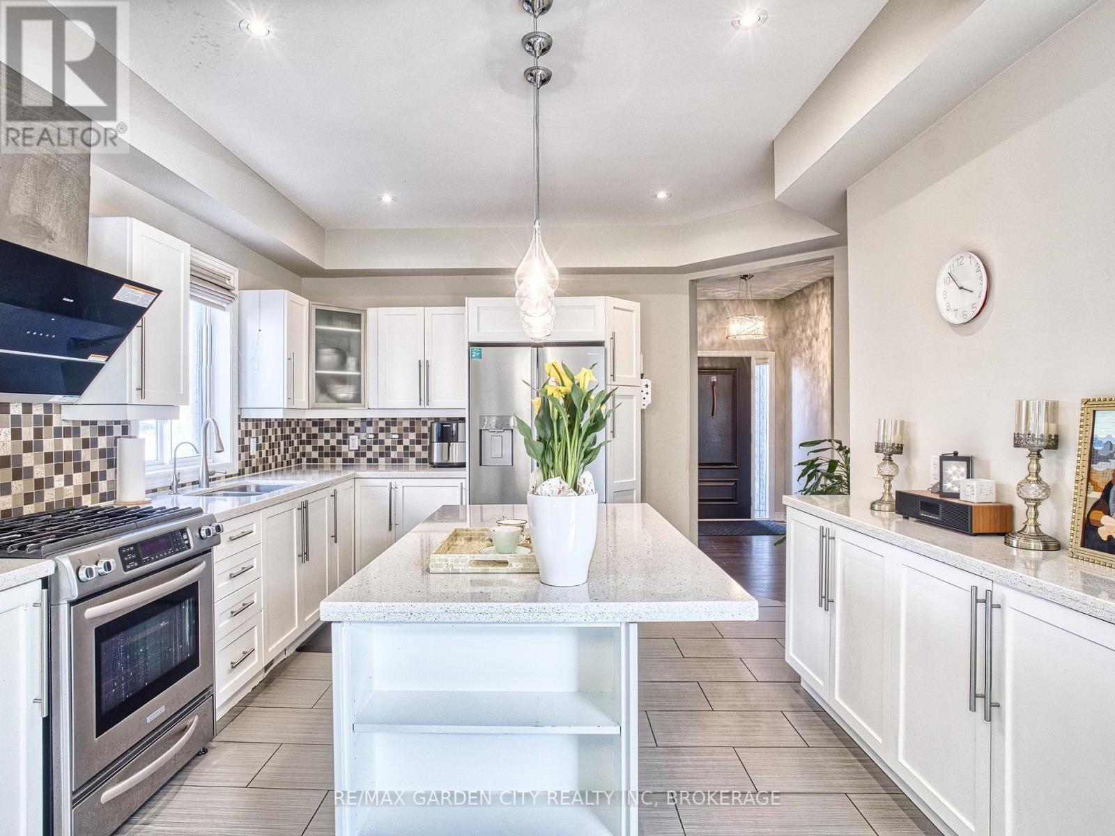 Photo 15 of 29 Agincourt Crescent, St Catharines ON