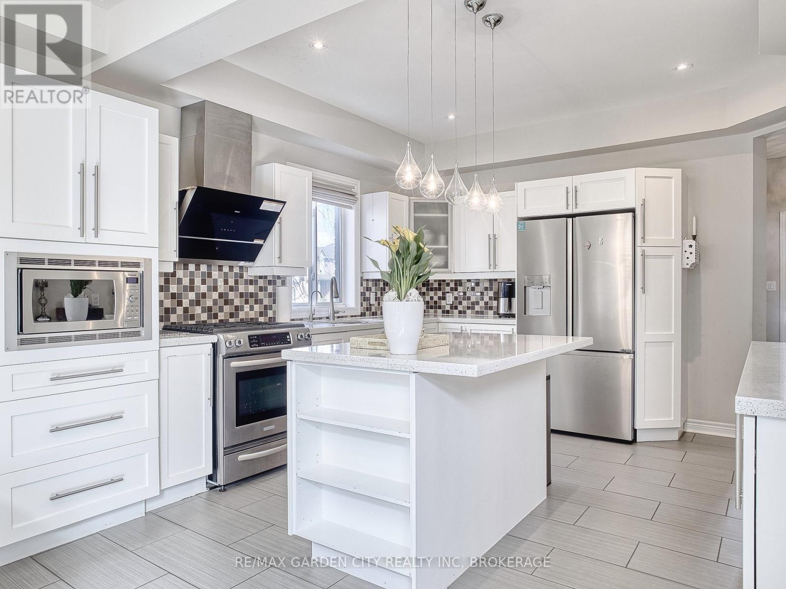 Photo 16 of 29 Agincourt Crescent, St Catharines ON