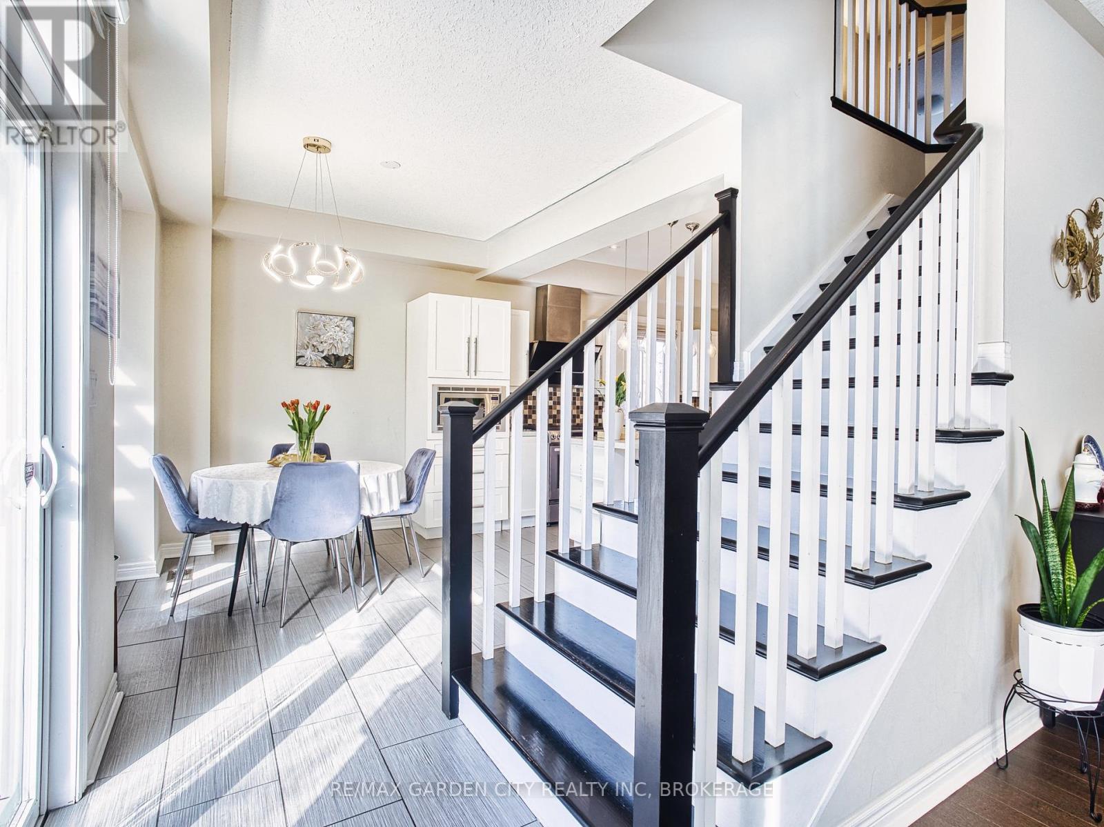 Photo 19 of 29 Agincourt Crescent, St Catharines ON