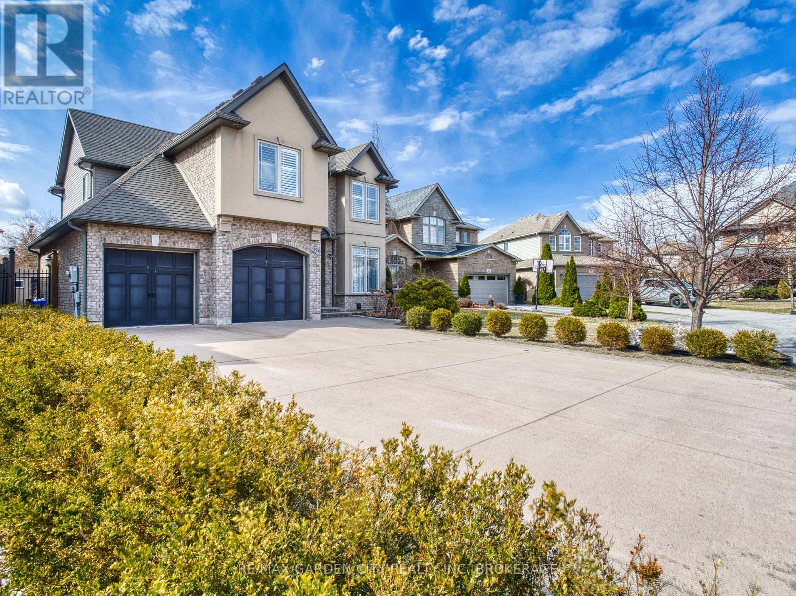 Photo 2 of 29 Agincourt Crescent, St Catharines ON