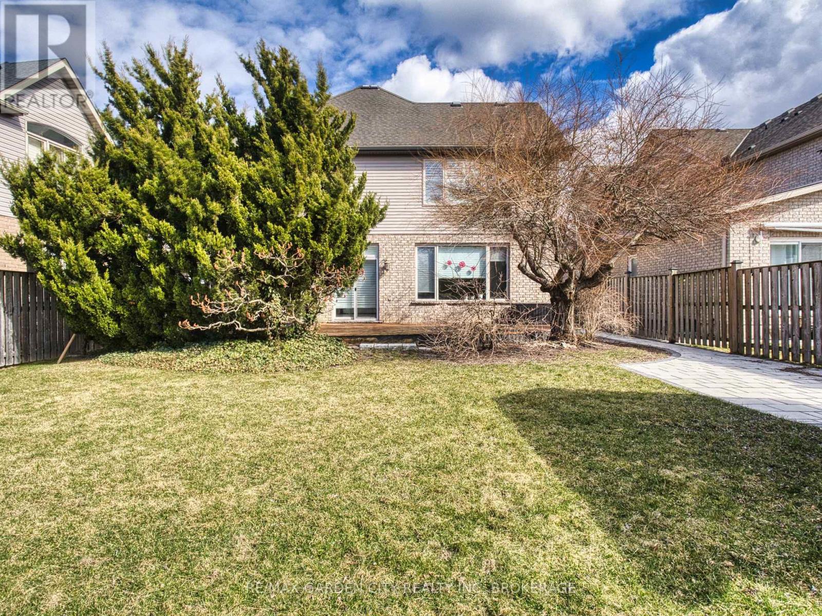 Photo 3 of 29 Agincourt Crescent, St Catharines ON