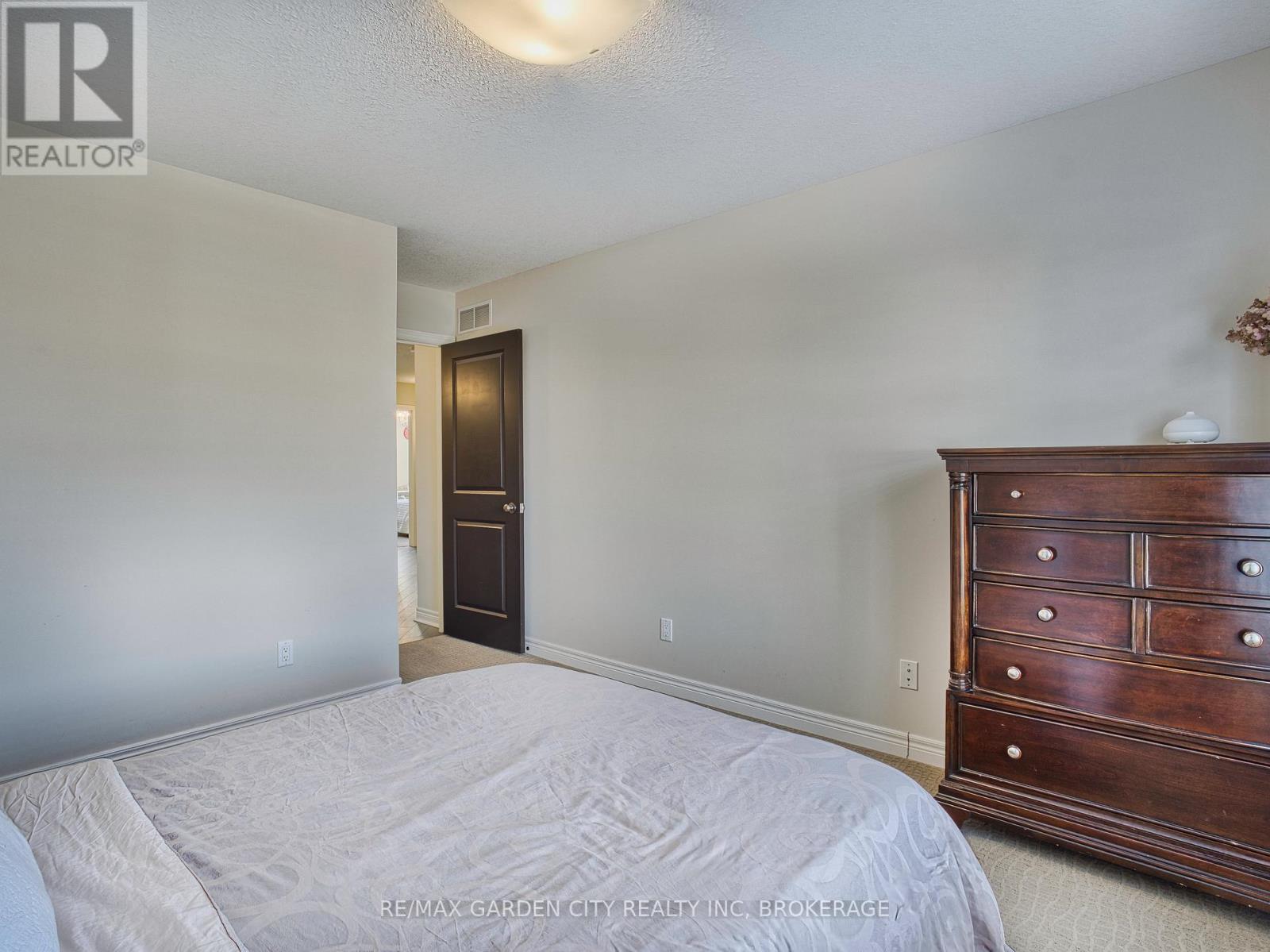 Photo 31 of 29 Agincourt Crescent, St Catharines ON